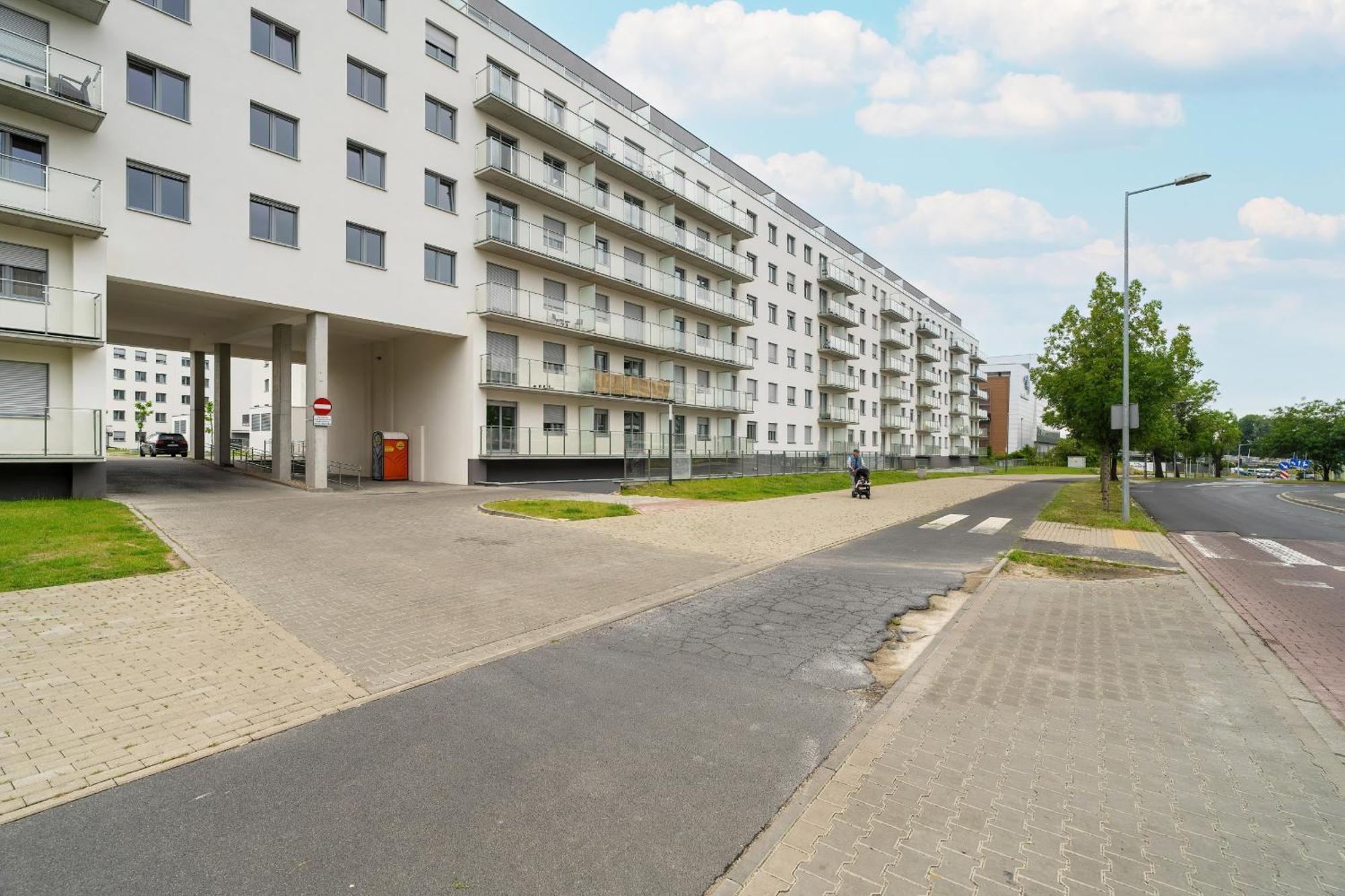 Spacious With Parking & Balcony In By Renters Апартаменти *