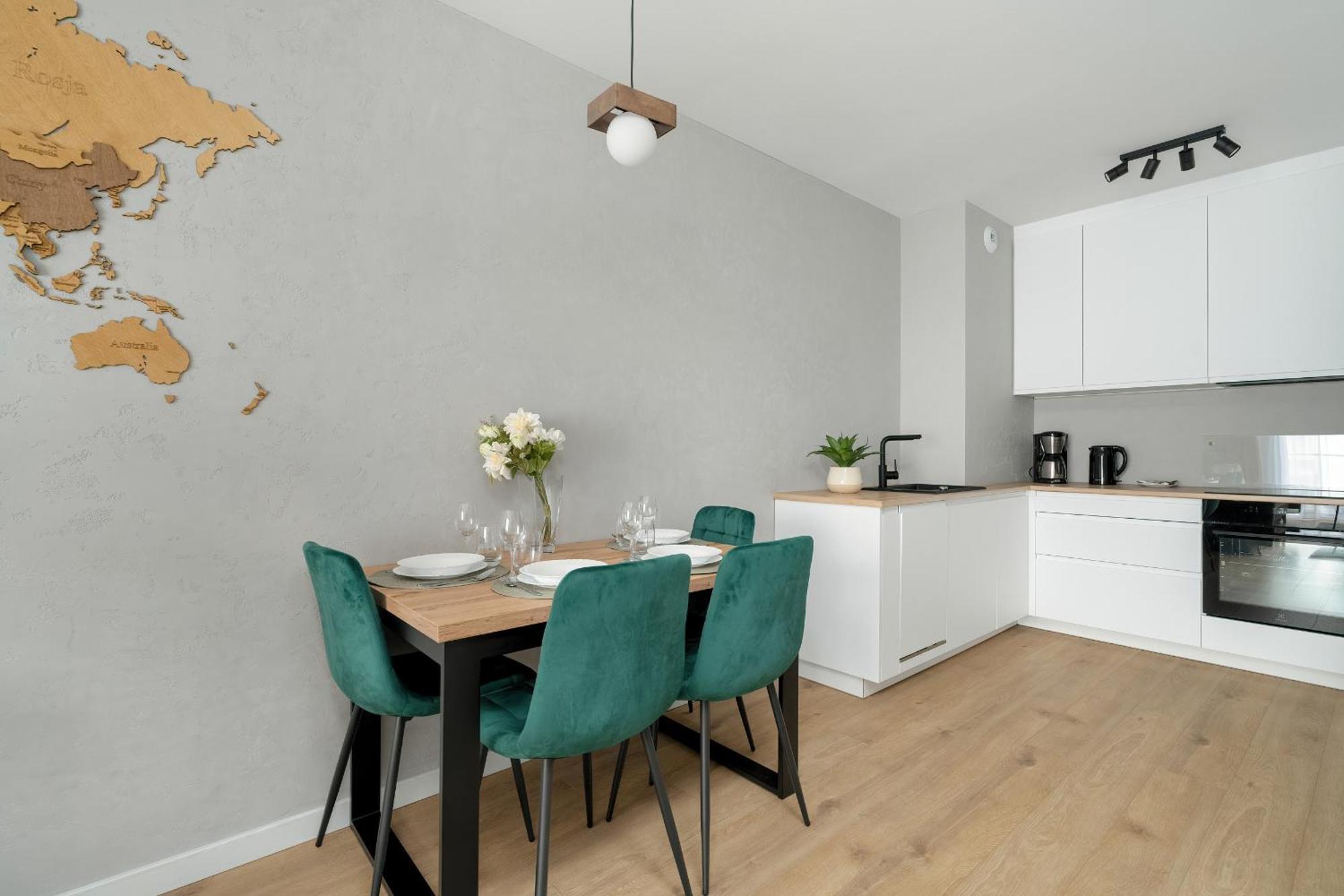 Spacious With Parking & Balcony In By Renters Апартаменти *