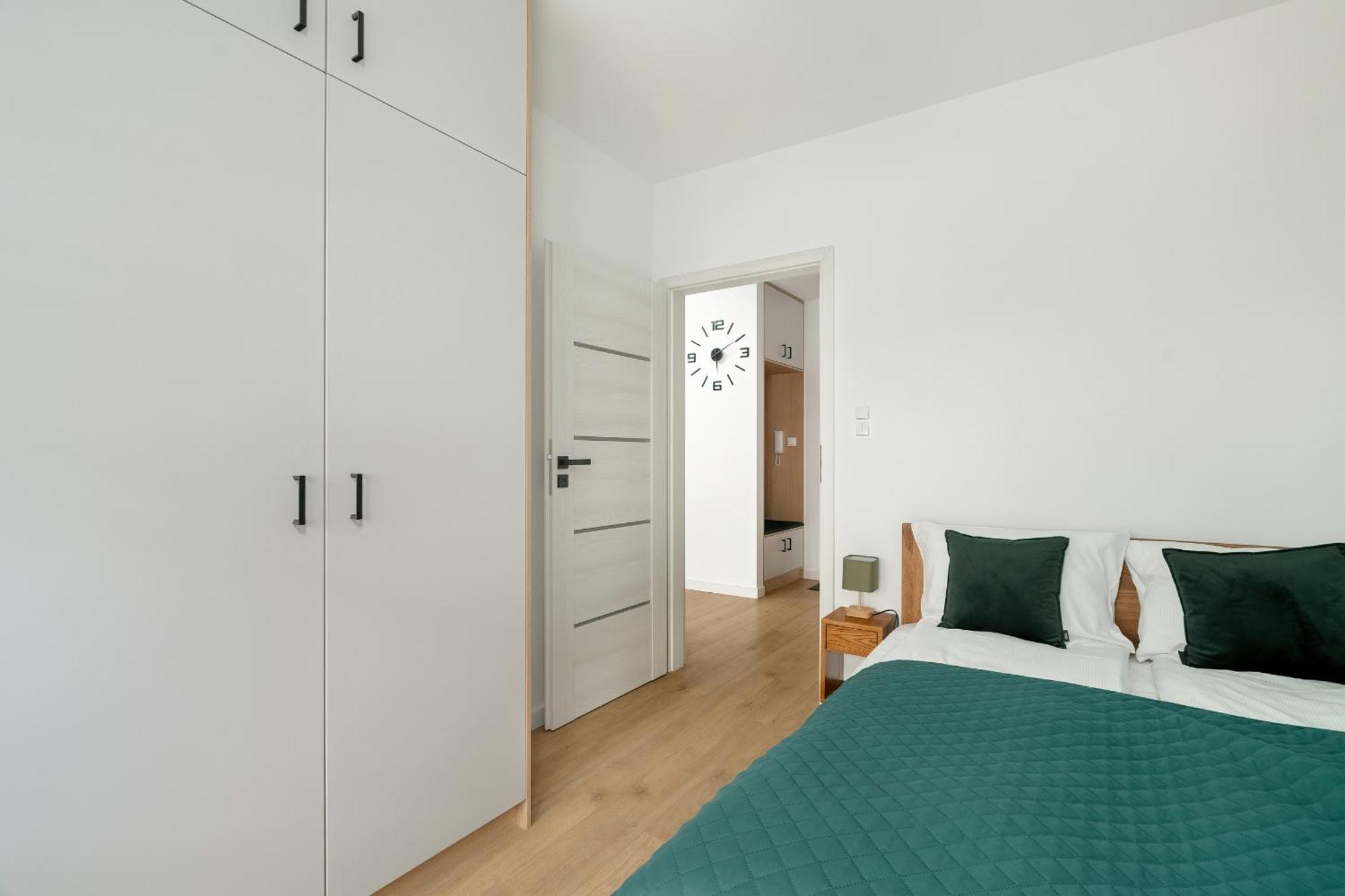 Апартаменти Spacious With Parking & Balcony In By Renters *