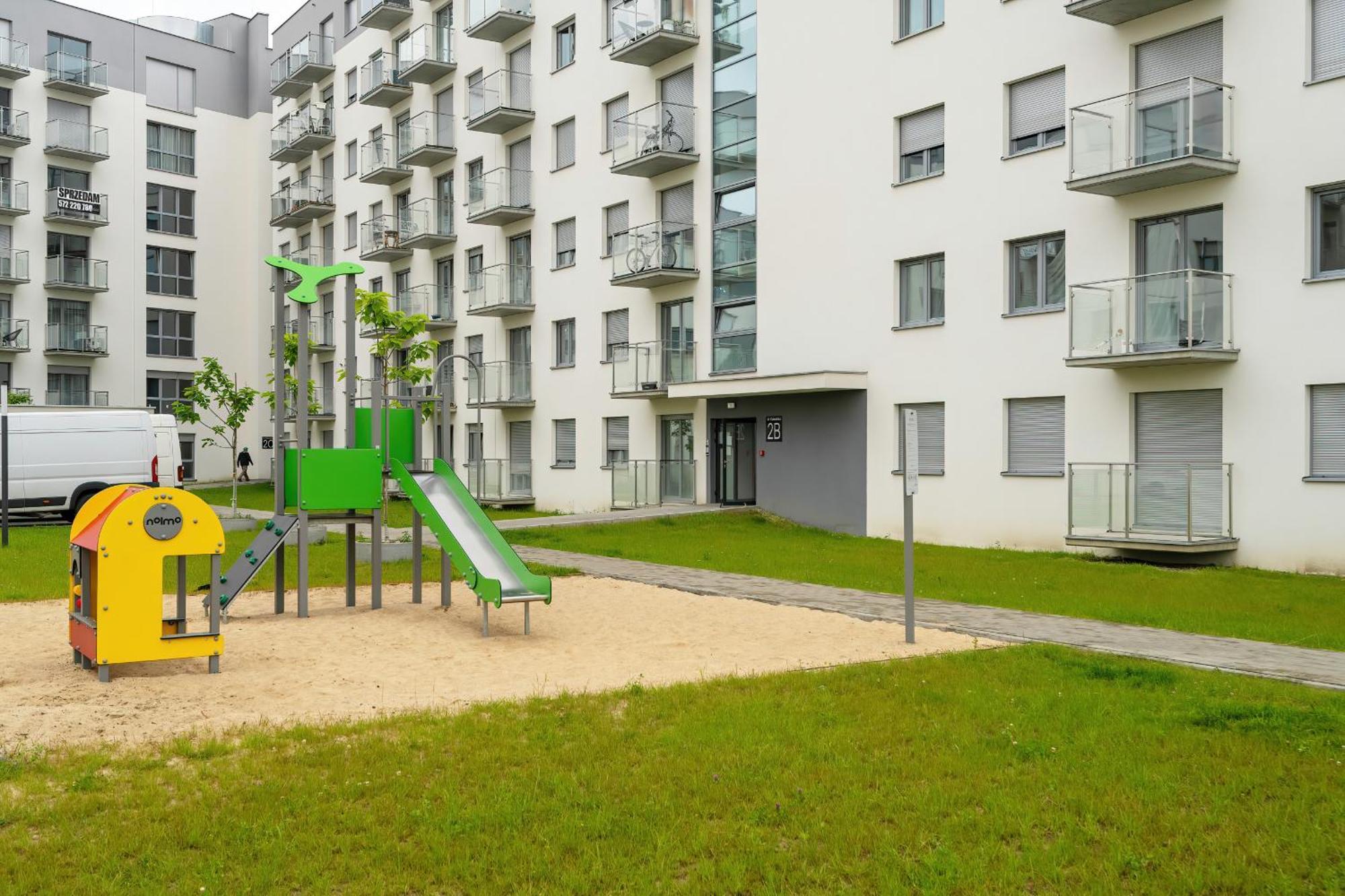 Апартаменти Spacious With Parking & Balcony In By Renters Познань