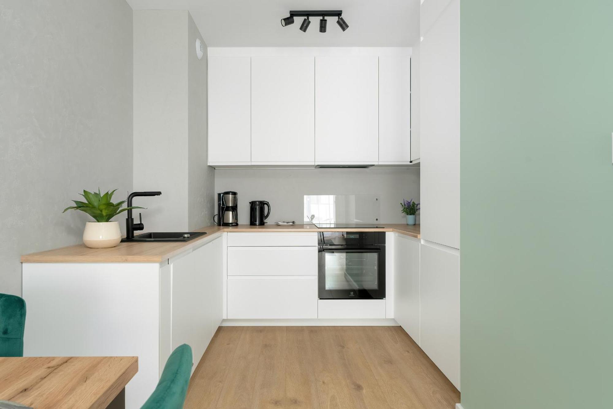 Spacious With Parking & Balcony In By Renters Апартаменти