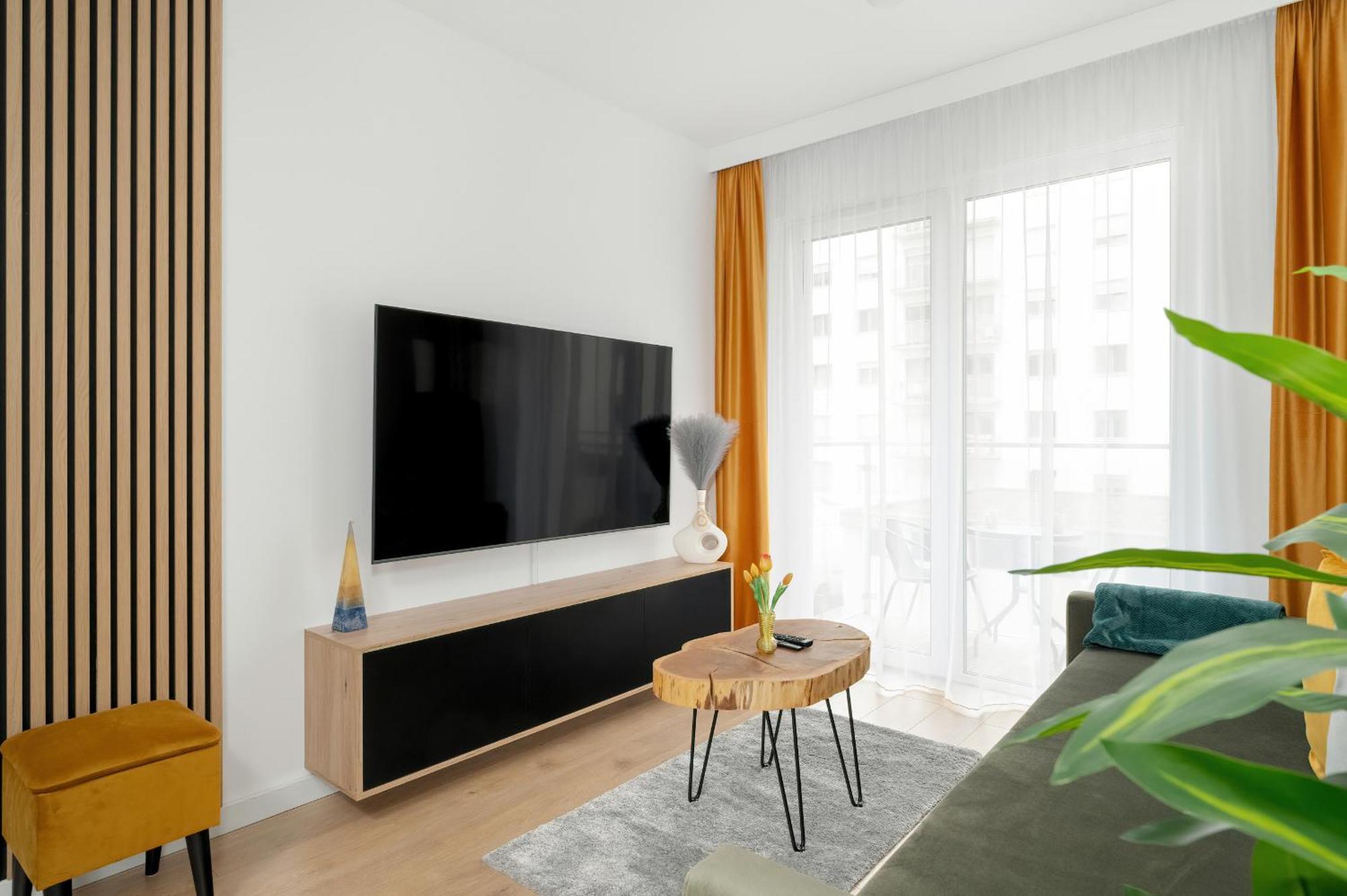 Spacious With Parking & Balcony In By Renters Апартаменти *