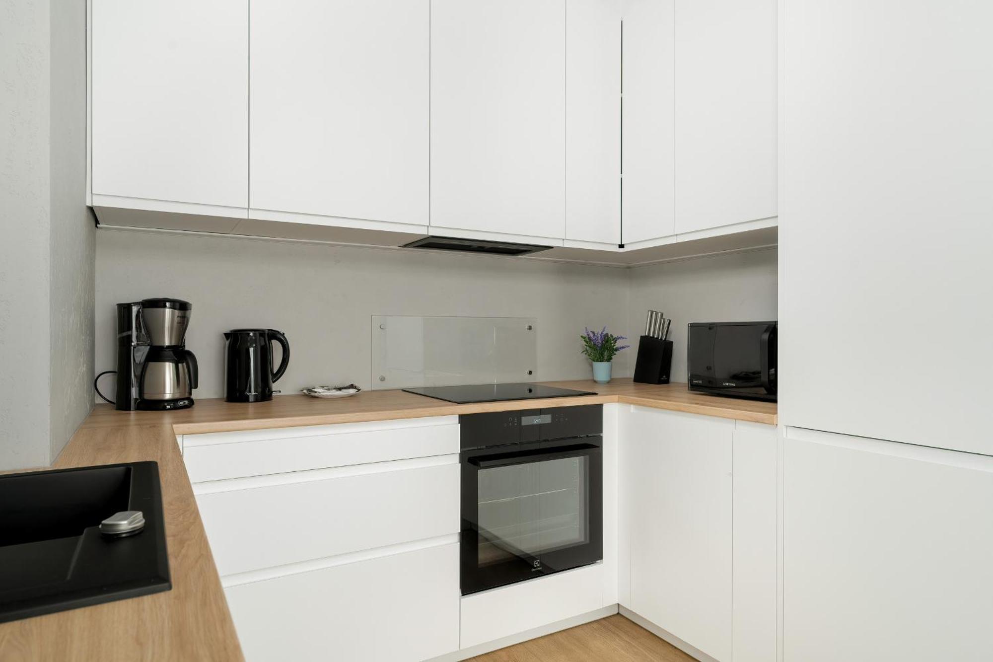 Spacious With Parking & Balcony In By Renters *