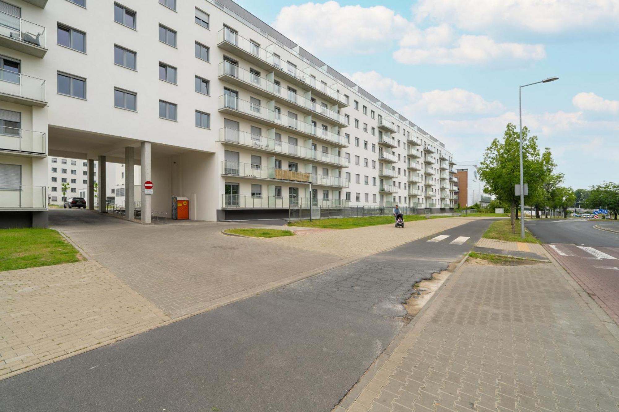 Spacious With Parking & Balcony In By Renters
