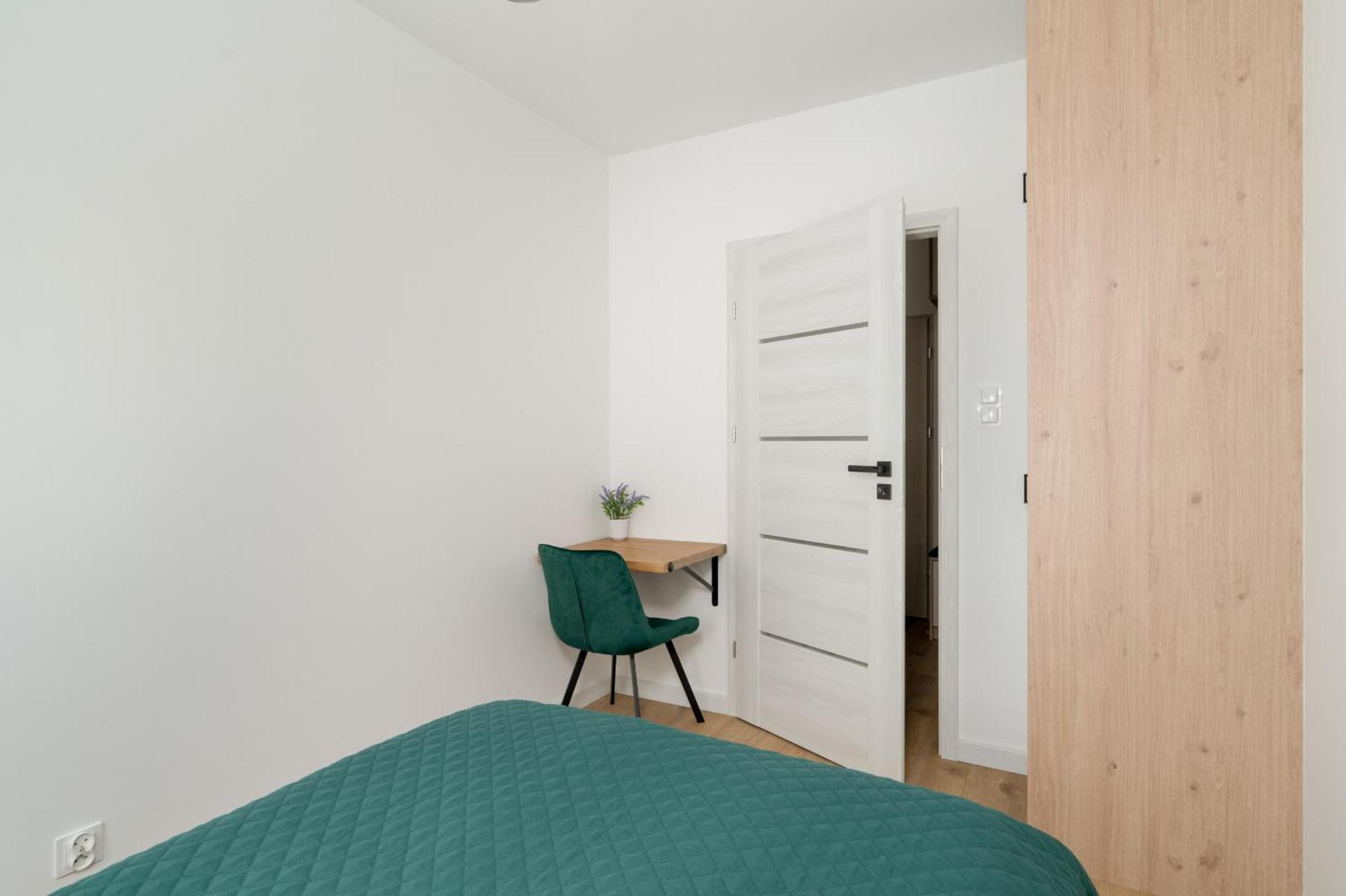Апартаменти Spacious With Parking & Balcony In By Renters Познань