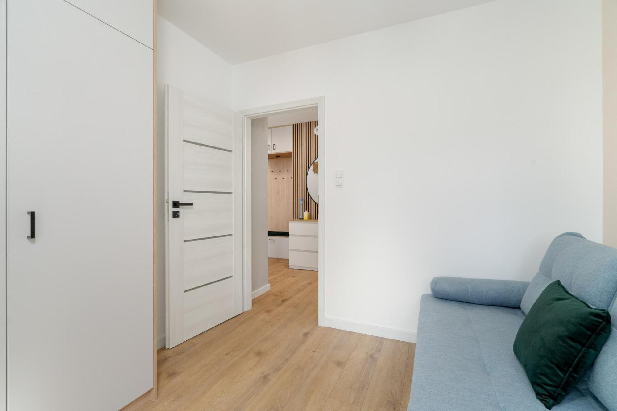 Spacious With Parking & Balcony In By Renters *