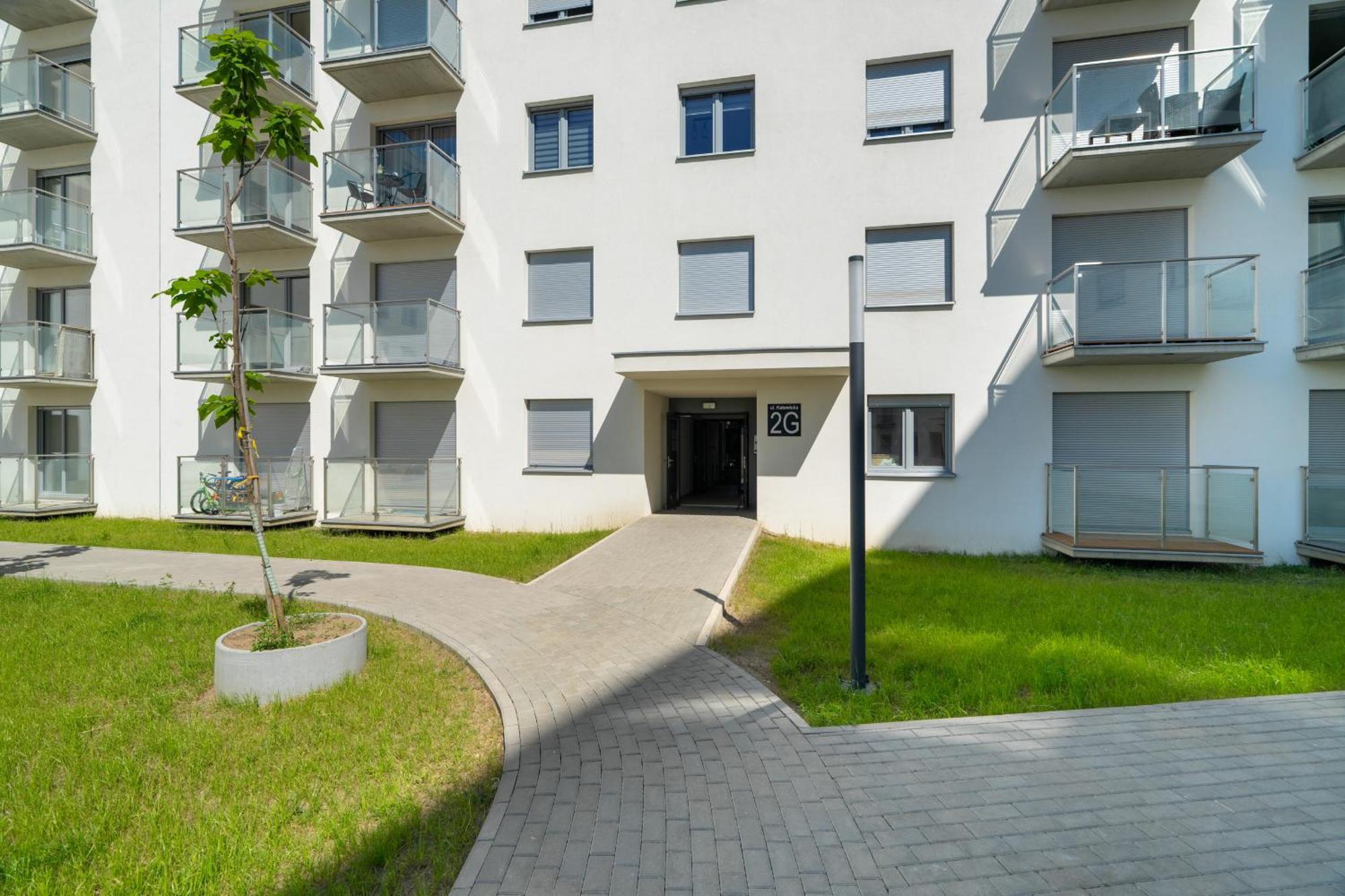 Spacious With Parking & Balcony In By Renters Апартаменти