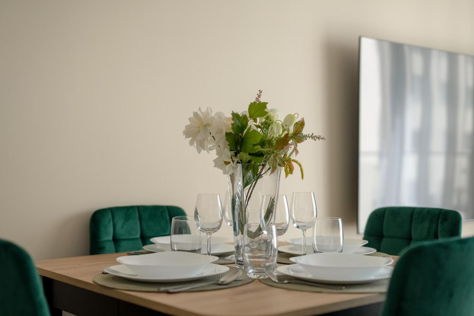 Апартаменти Spacious With Parking & Balcony In By Renters