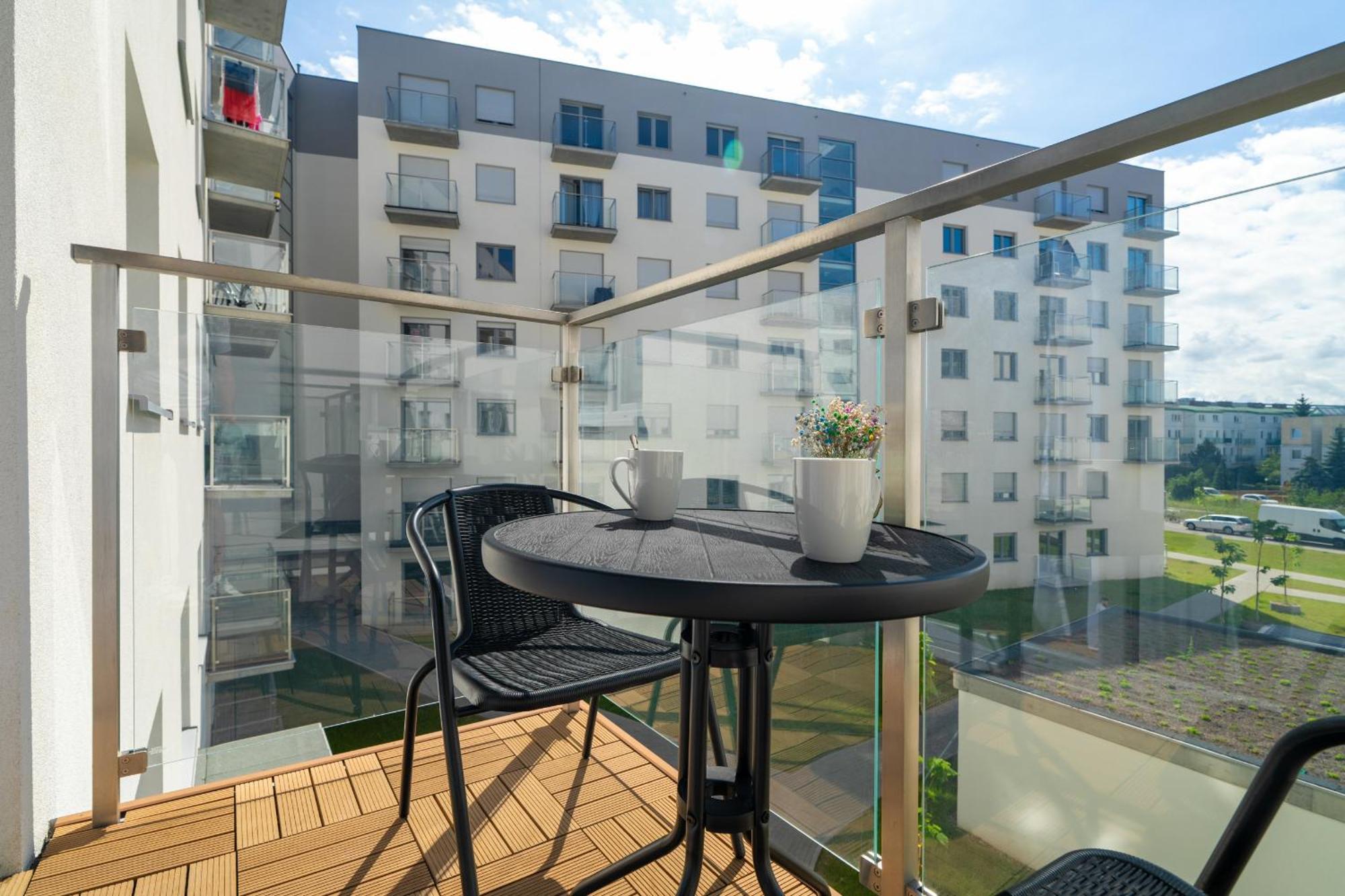 Апартаменти Spacious With Parking & Balcony In By Renters *