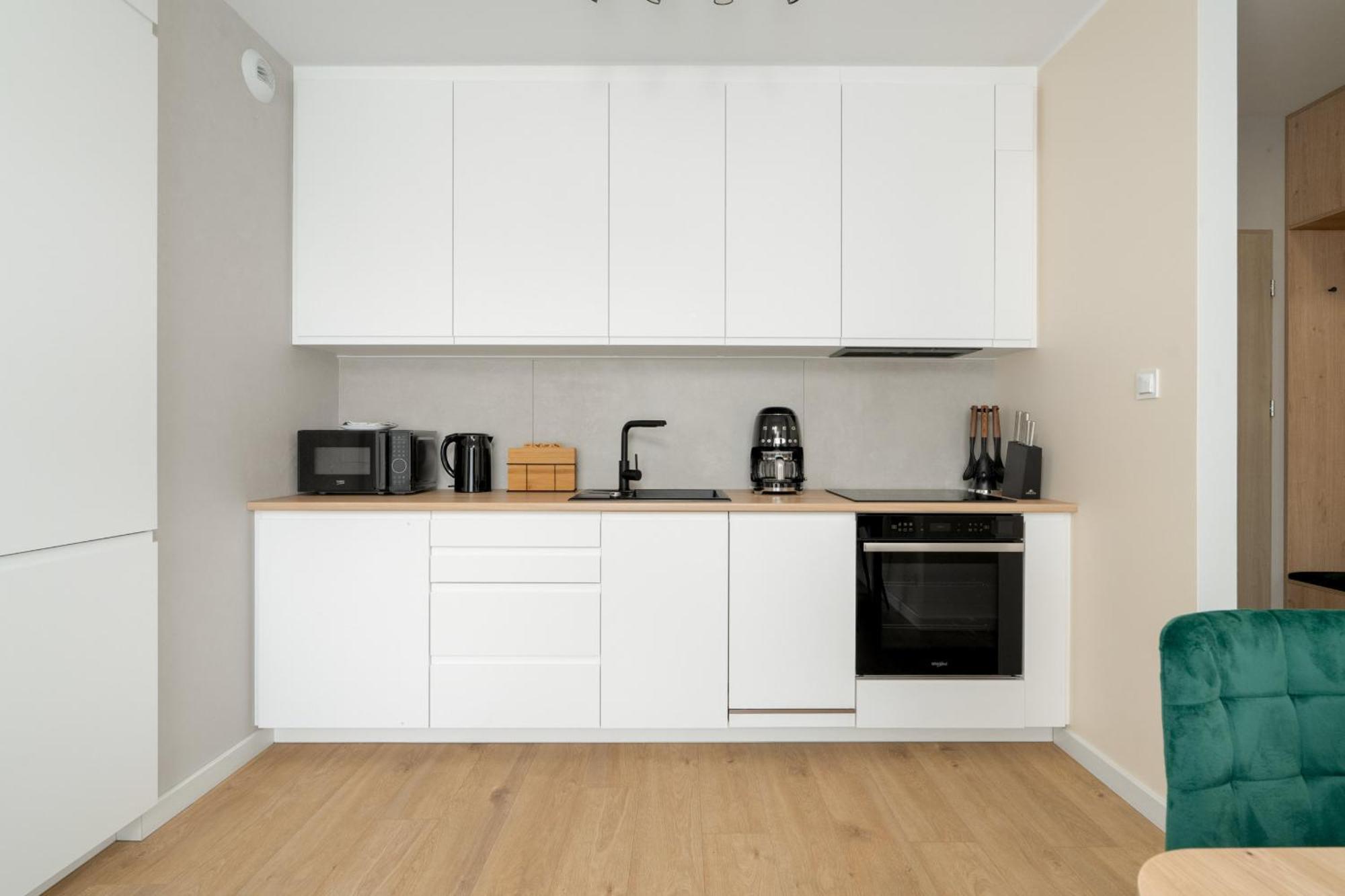 Spacious With Parking & Balcony In By Renters *